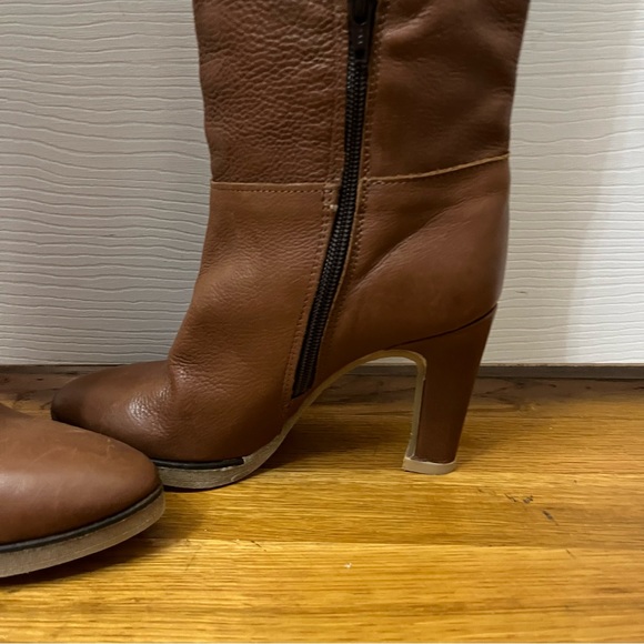 Brown heeled boots by EXE are in excellent condition. Size 6 1/2 - Picture 5 of 9